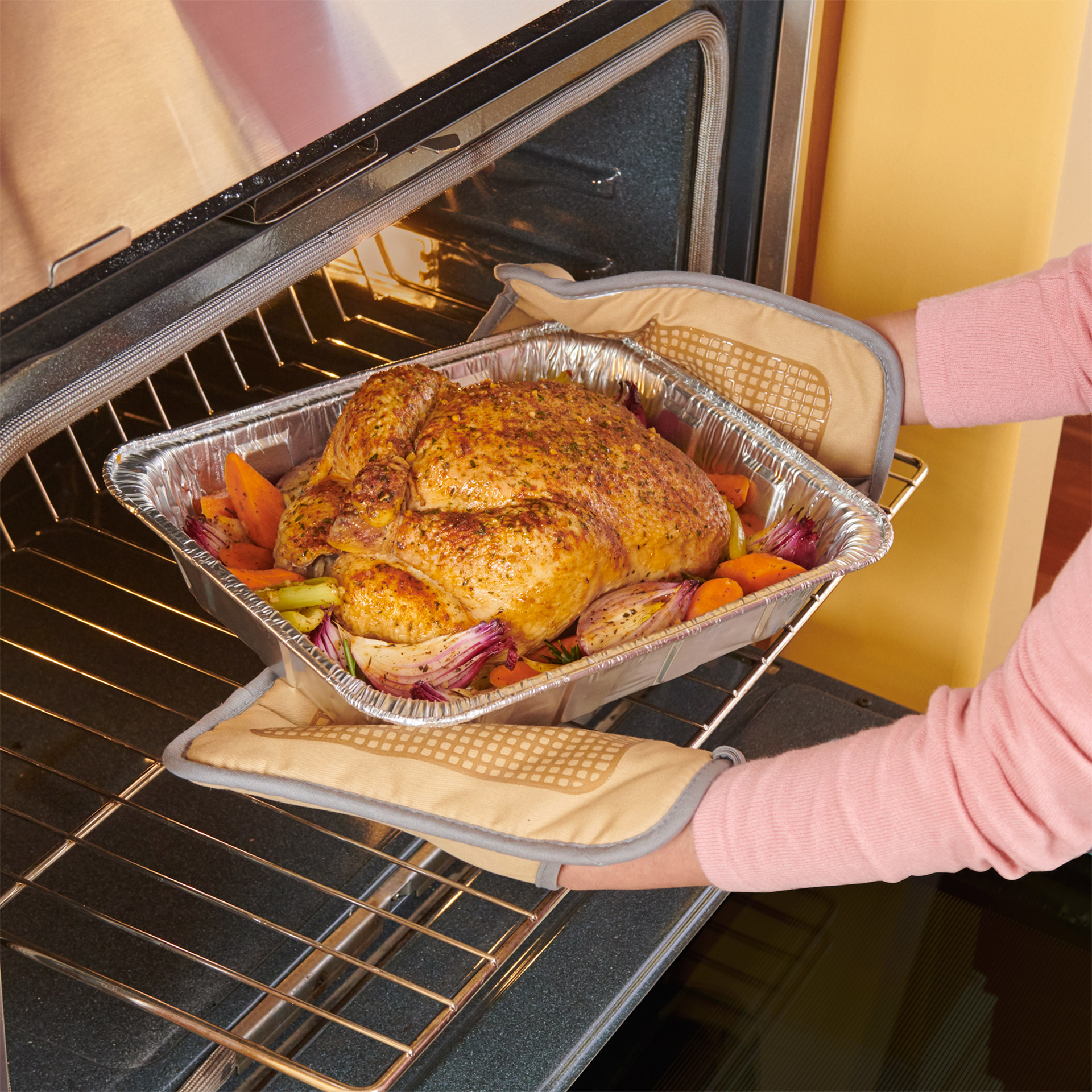100% Recycled Bakeware with a Turkey